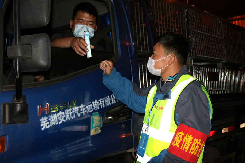 新一輪疫情發(fā)生后，安徽路橋迅速行動(dòng)，組織全體職工和勞務(wù)工人進(jìn)行全員核算檢測(cè)，筑牢疫情防控第一道防線。此外，還積極投身屬地疫情防控，踐行國(guó)企擔(dān)當(dāng)。