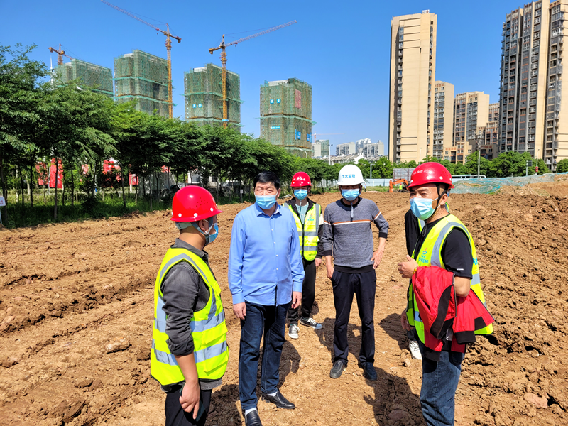 六安市重點(diǎn)工程建設(shè)管理處黨組書記、主任陳斌到長安路南延項(xiàng)目調(diào)研復(fù)工復(fù)產(chǎn)工作