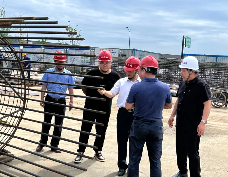 金寨縣委副書記、縣長張澗到史河（金寨段）防洪提升工程-7#防汛大橋項目檢查指導(dǎo)工作3