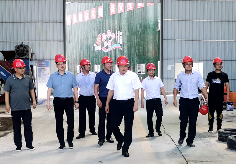 淮南市交通運輸局黨組書記、局長李輝到S16合周壽縣預(yù)制標檢查指導(dǎo) - 副本